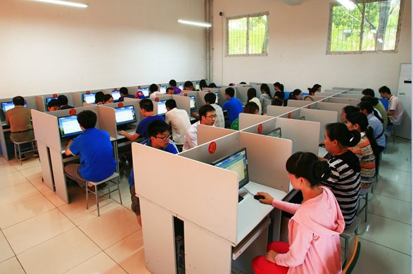 ����һ���W(xu��)܇�W(w��ng)���]�{У��ͨ�W(xu��)Ժ�{У��Փģ�M��